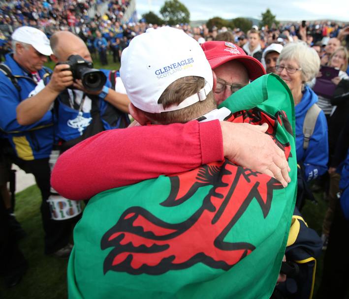 Jamie Donaldson abbraccia il padre (Reuters)